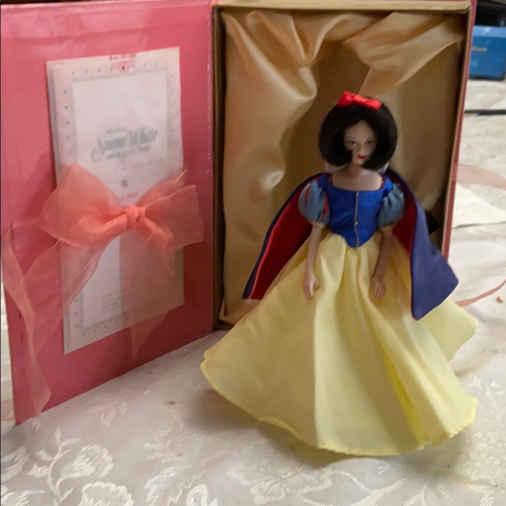 Snow White collectors doll